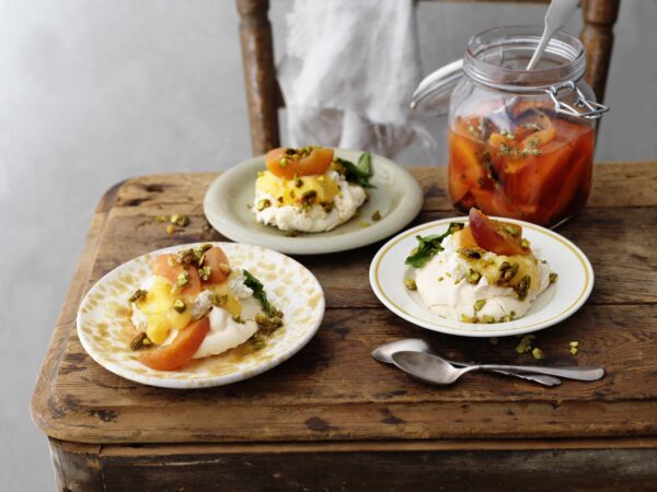 Proseccoinkokt nektarin med seg pistagemaräng, citronkräm, mynta och syrlig mascarpone