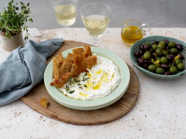 Vispad feta och ricotta med surdegskrutonger och olivolja