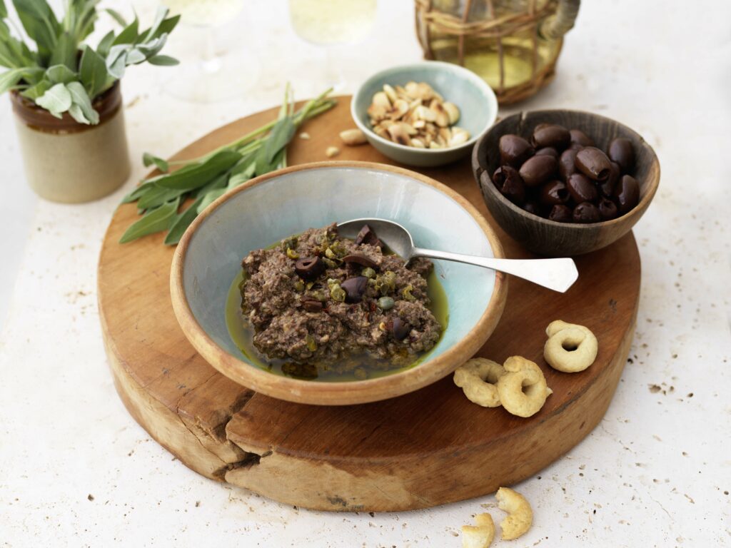 Olivkräm med sardell, vitlök, mandel och olivolja