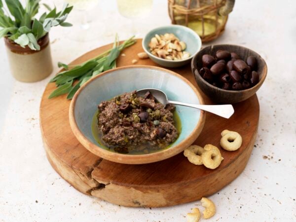 Olivkräm med sardell,  vitlök, mandel och  olivolja