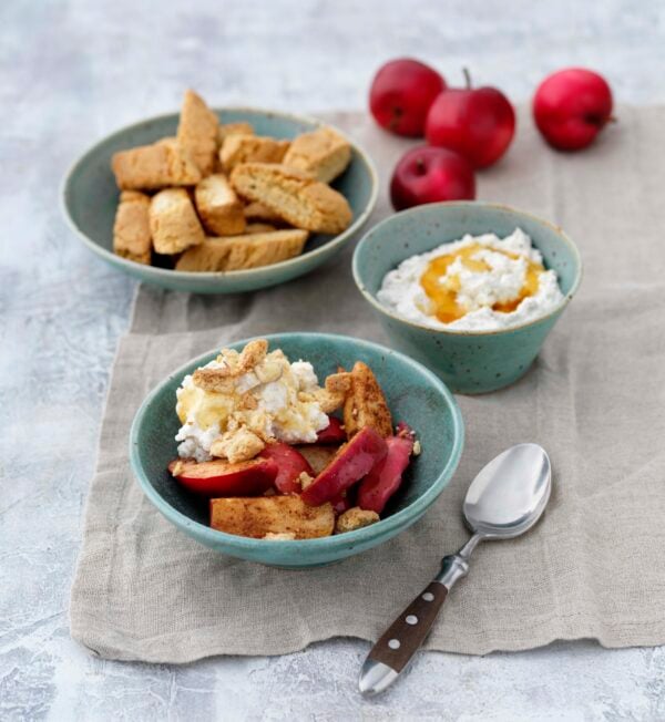 Äppelklyftor med kanel och krämig vaniljricotta