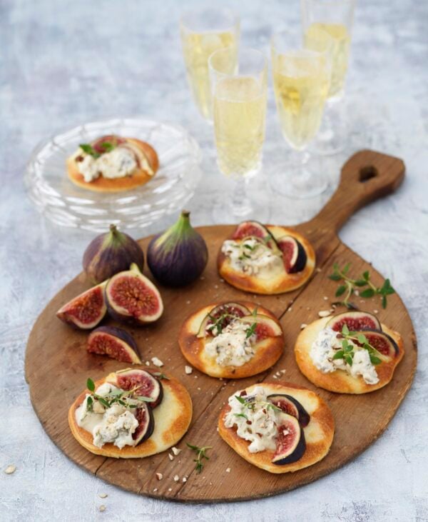 Minipizzor med tryffelgorgonzola, fikon och hasselnötter