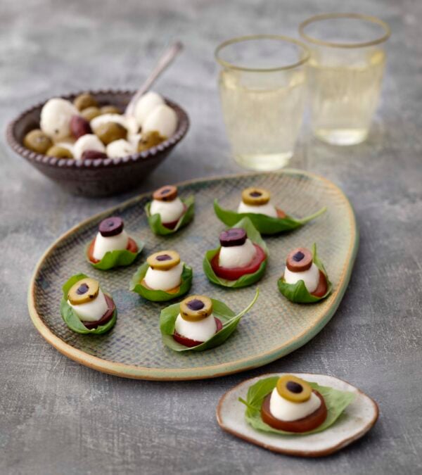 Mozzarella, oliver och Crema di balsamico