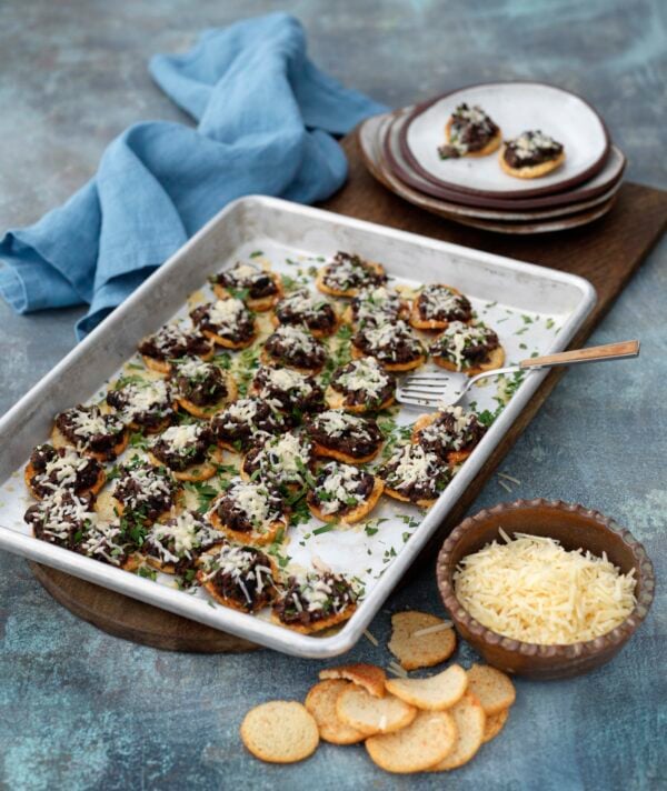 Crostini med bönsalsa