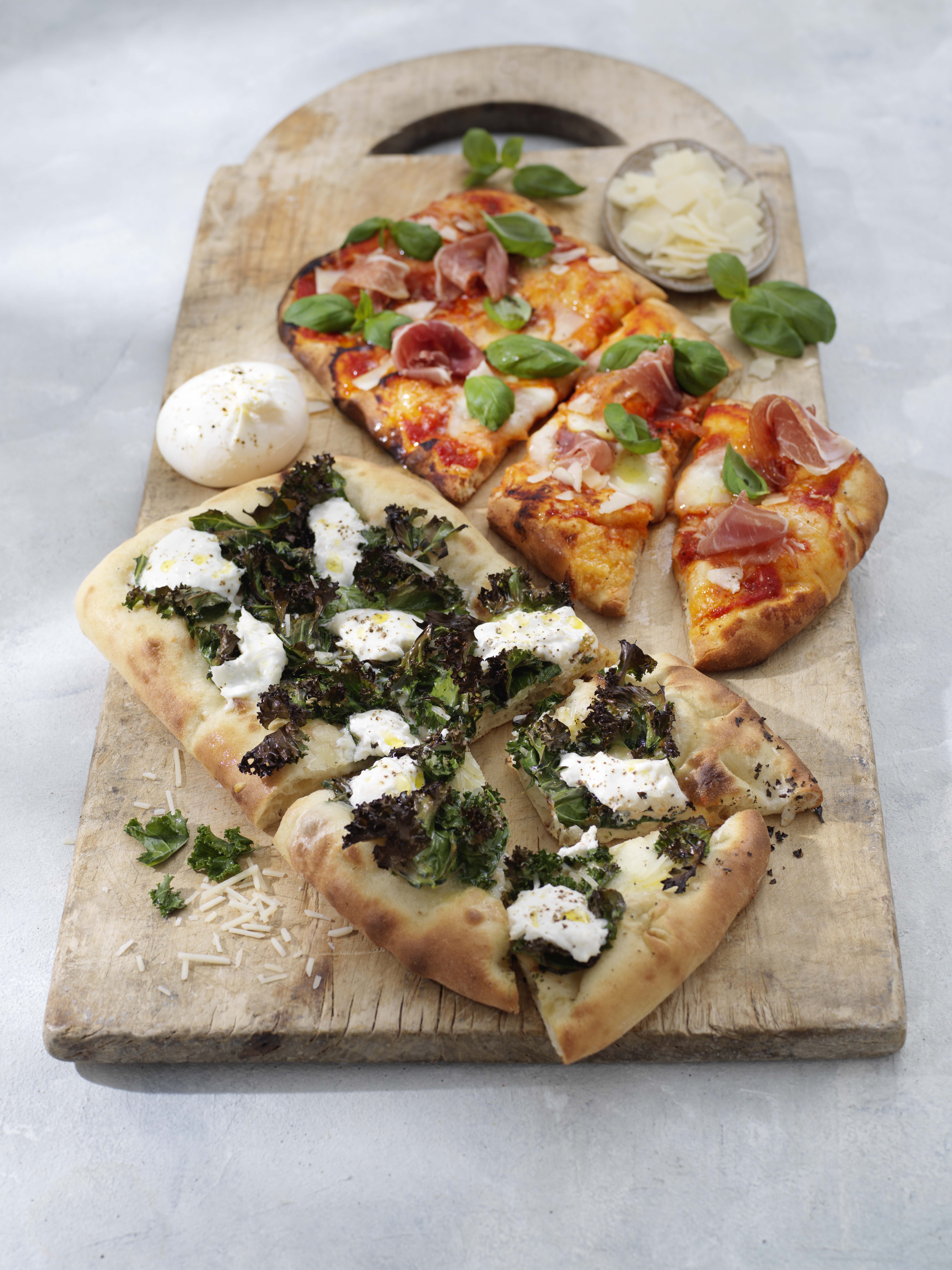 Recept från Zeta. Pinsa med tomatsås och Pinsa med grönkål och burrata.