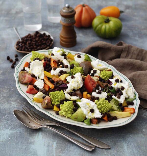 Sallad med mörka kikärtor