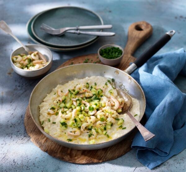Risotto toppad med räkor och gurka
