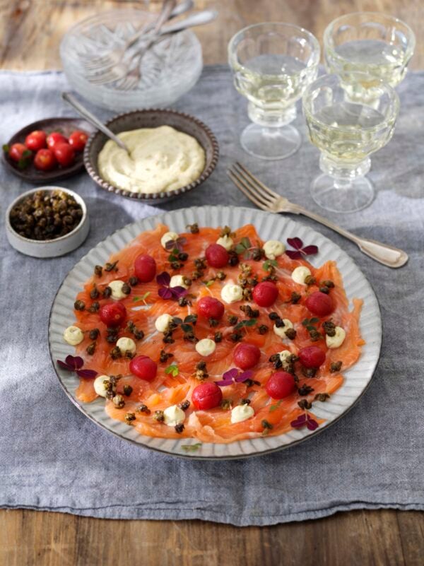 Rödingcarpaccio med kaprismajonnäs och picklade tomater