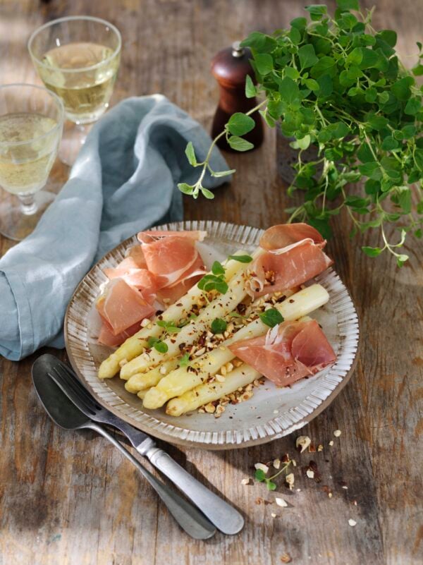 Vit sparris med hasselnötter och Prosciutto crudo