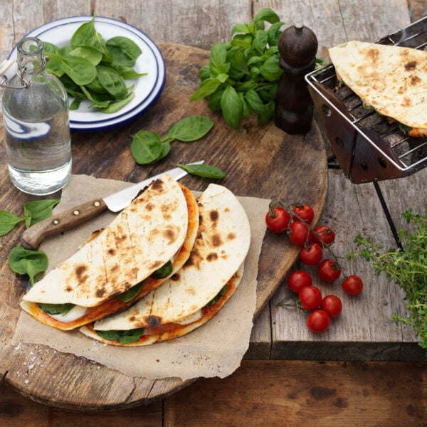 Piadina med mozzarella och prosciutto cotto på grillen