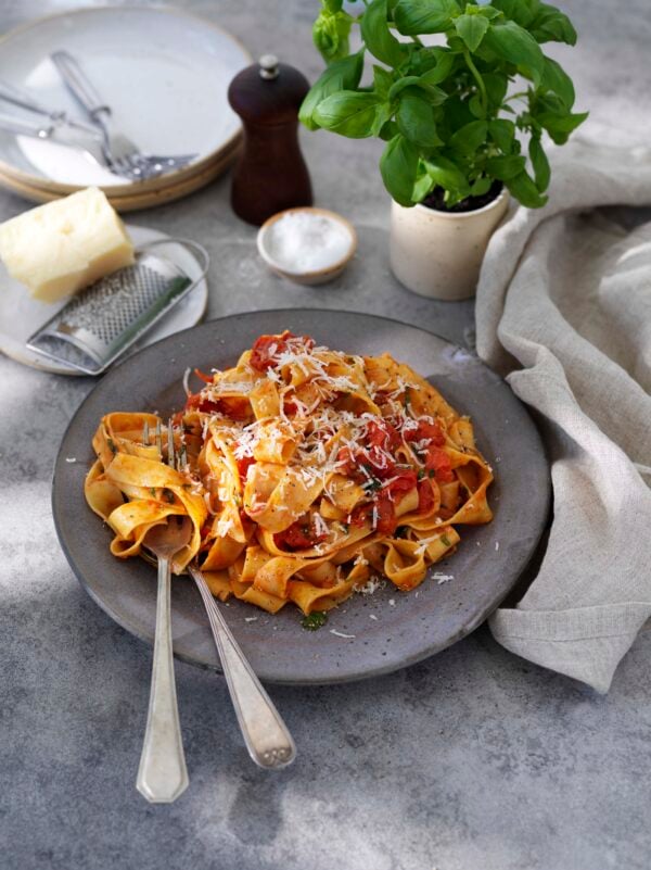 Pasta Pappardelle med långbakade tomater och persilja