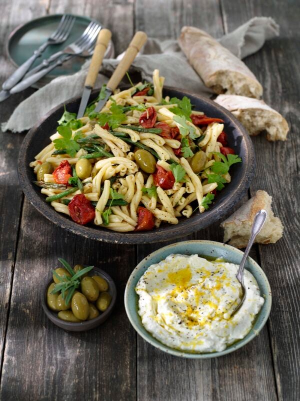 Pastasallad till picknick med vispad fetaostdipp