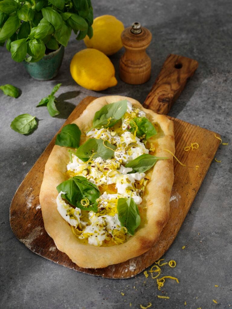 Pinsa med burrata, citron och pistagenötter Recept Zeta