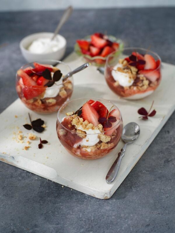 Rabarberkompott med mascarponekräm och mandelcrunch