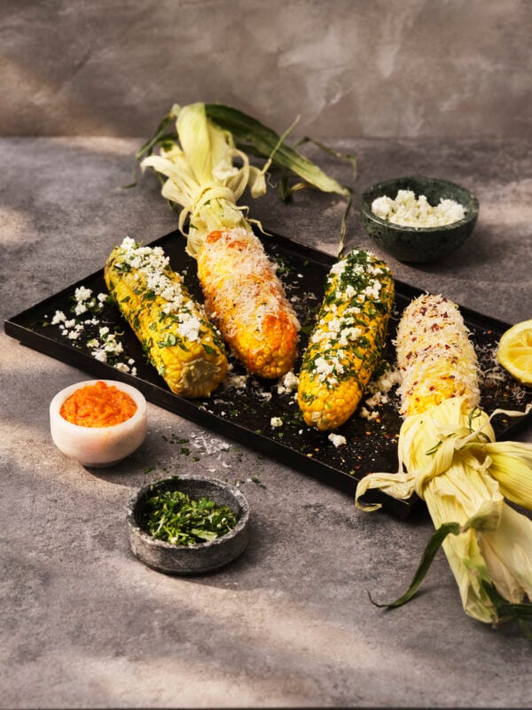 Nykokt färsk majs med tre toppings