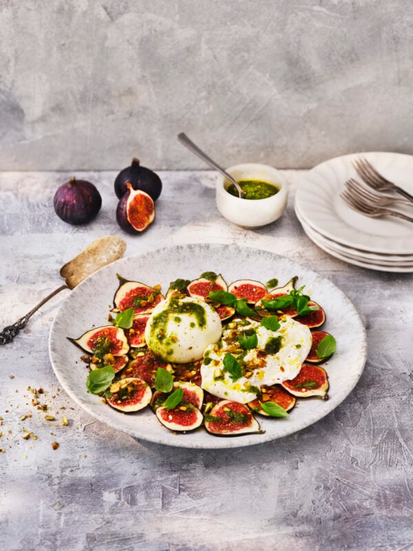 Fikoncarpaccio med burrata, pistagepesto och rostade pistagenötter