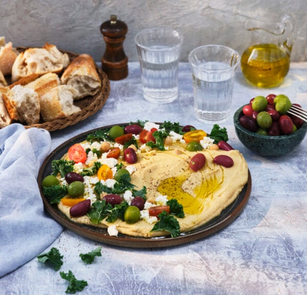 Hummus med fetaost och oliver