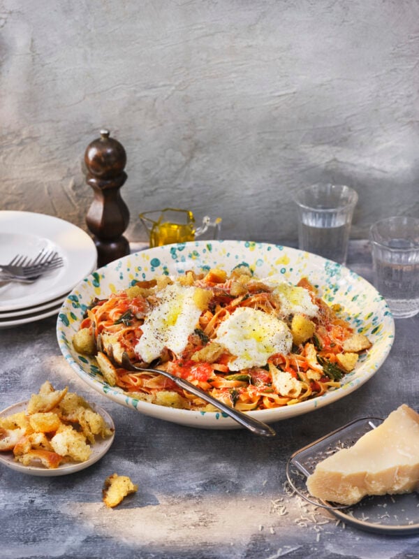 Pasta Fettuccine med tomat, mangold och krispigt surdegssmul