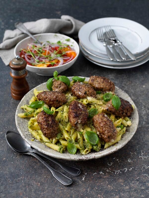 Örtiga köttfärsjärpar med parmesanfyllning och pasta pesto