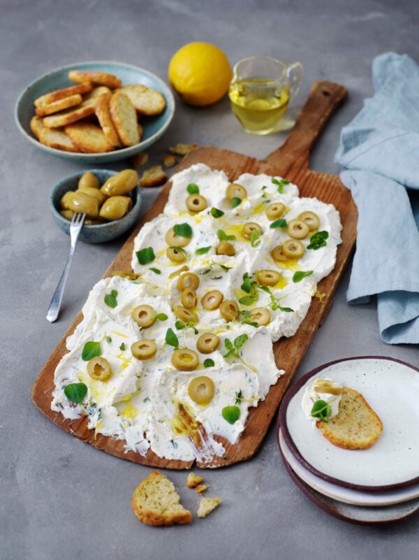 Krämig mascarponedipp med vitlök, örter och oliver