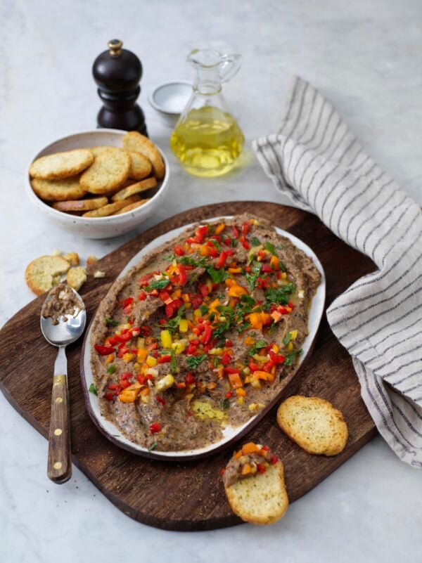 Rökig hummus med mörka kikärtor