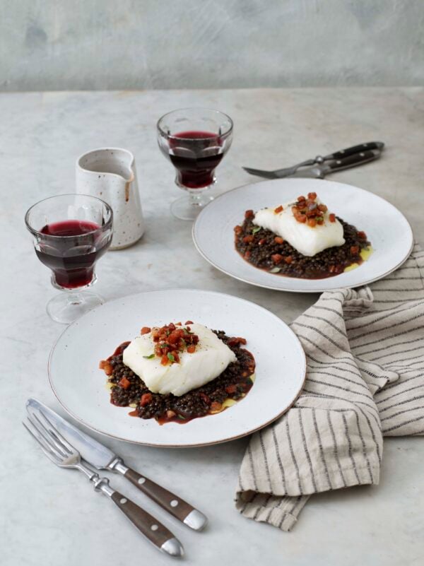 Torskrygg med knaperstekt guanciale och rödvinssås