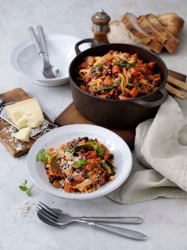 Mustig grönsaksragu med pasta tagliatelle