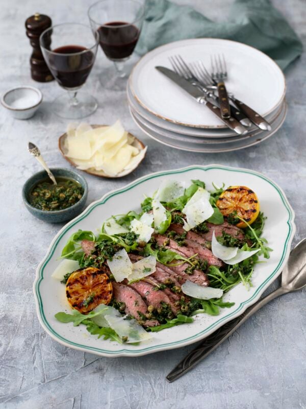 Tagliata på flankstek med grillad citron och salsa verde