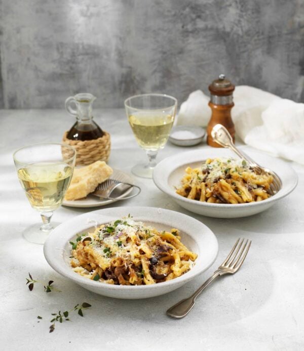 Karamelliserad lökpasta med leccino-oliver