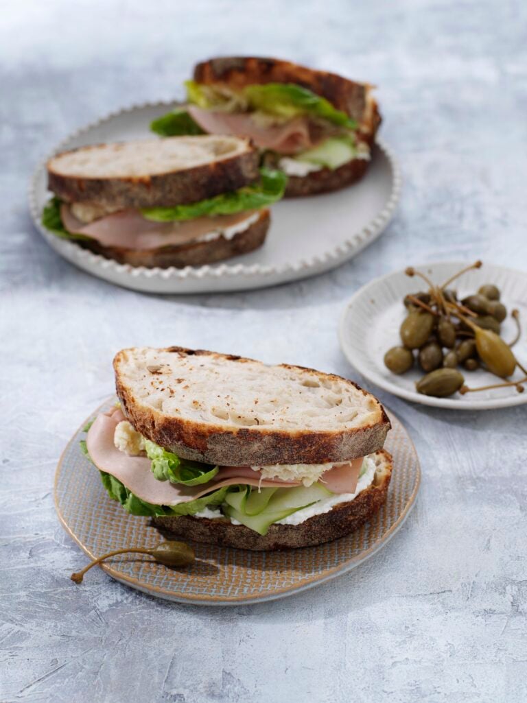 Brunchmacka med kronärtskockscrème och mortadella Recept Zeta