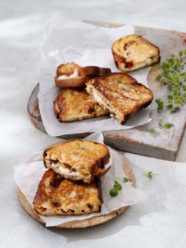 Italiensk grilled cheese med svart tapenade och mozzarella