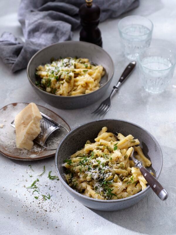 Pasta Strozzapreti med crème av kronärtskockor och pumpakärnor