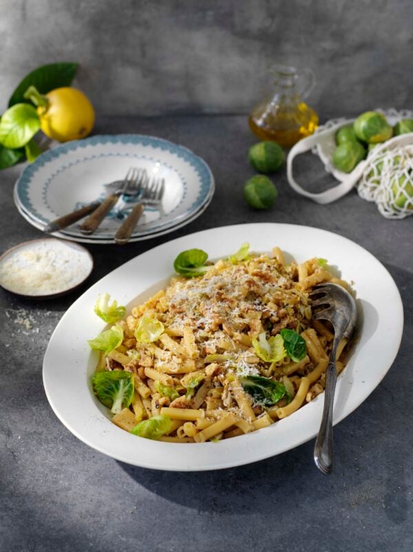 Pasta Rigatini Quadri med brysselkål och valnötter
