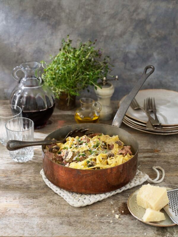 Pasta Tagliatelle med salsiccia och svamp