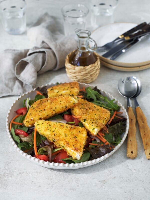 Frasig fetaost med sallad och picklad rödlök