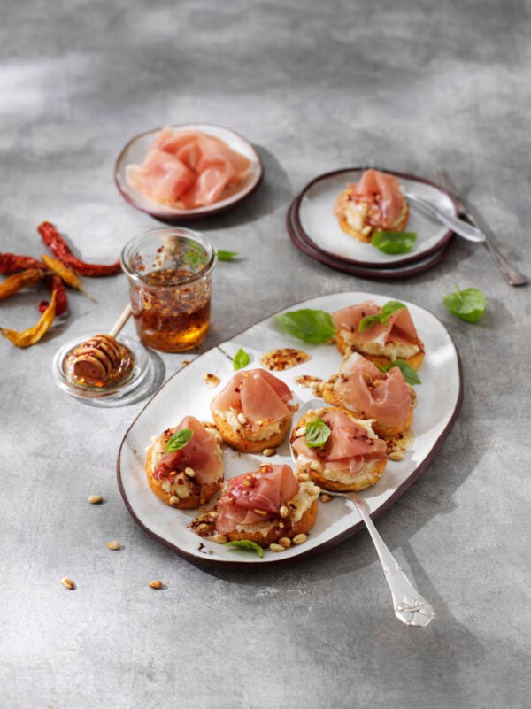 Bruschetta med Prosciutto Crudo, kronärtskocka och chilihonung