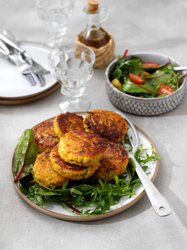 Halloumibiffar med zucchini och morot