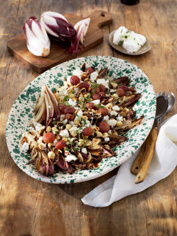 Grillad endive med rostade vindruvor, balsamvinäger och getost
