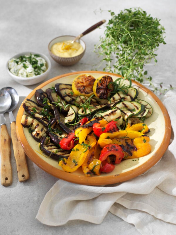 Grillade grönsaker med smakrika röror