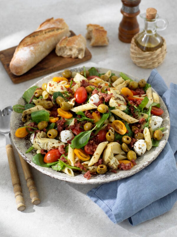 Pastasallad med mozzarella och knaperstekt salsiccia