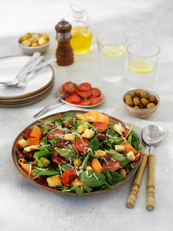 Sallad med het salami och soltorkad tomat