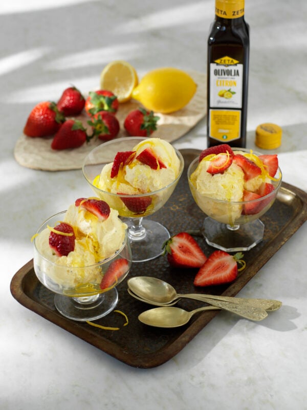 Vaniljglass med jordgubbar och citronolivolja