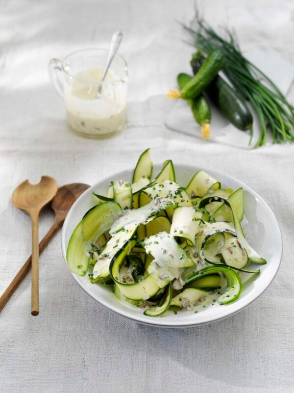 Zucchini- och gurksallad med caesardressing