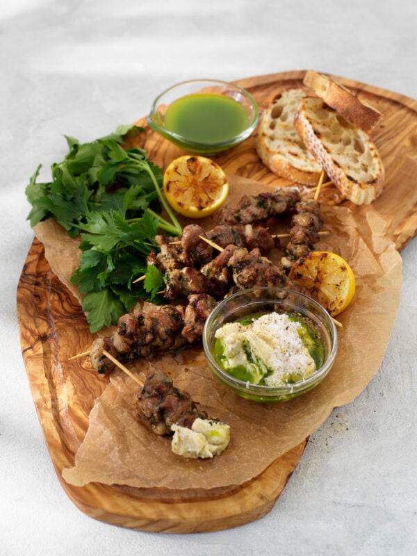 Minispett på fläskkarré med svartpepparmajonnäs och örtolja