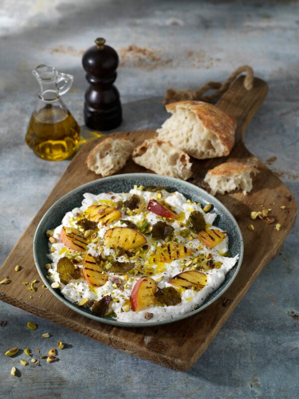 Burrataboard med persika och mynta