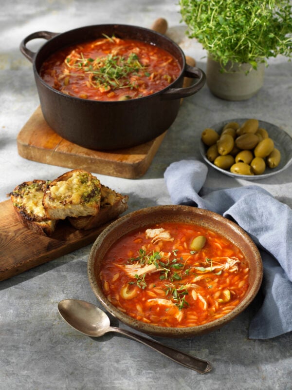 Mustig kycklingsoppa med risoni, tomat och örter