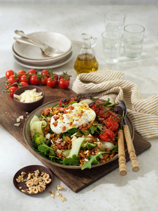 Sallad med risoni, burrata och rostade hasselnötter