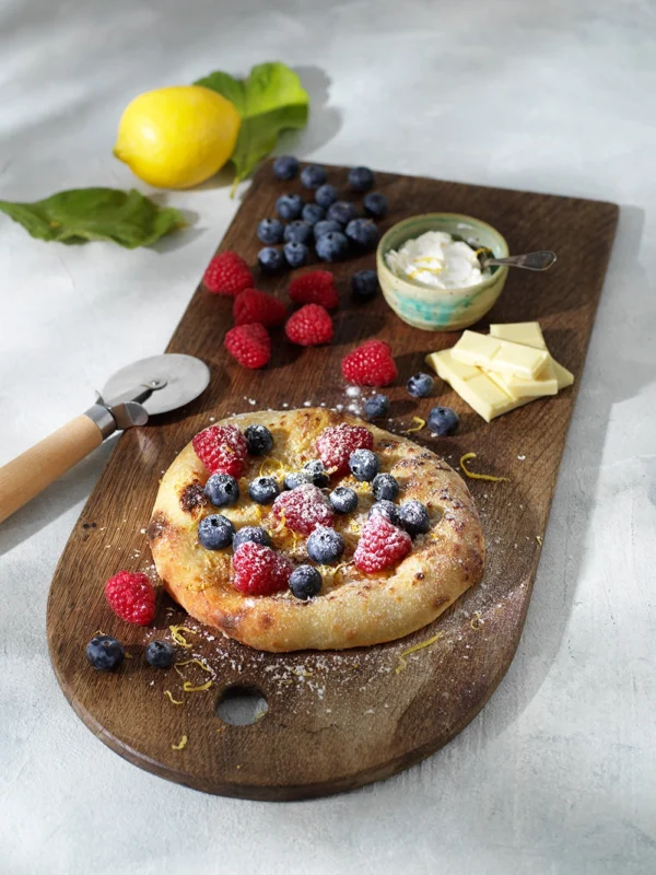 Dessertpizza med färska bär och vit choklad