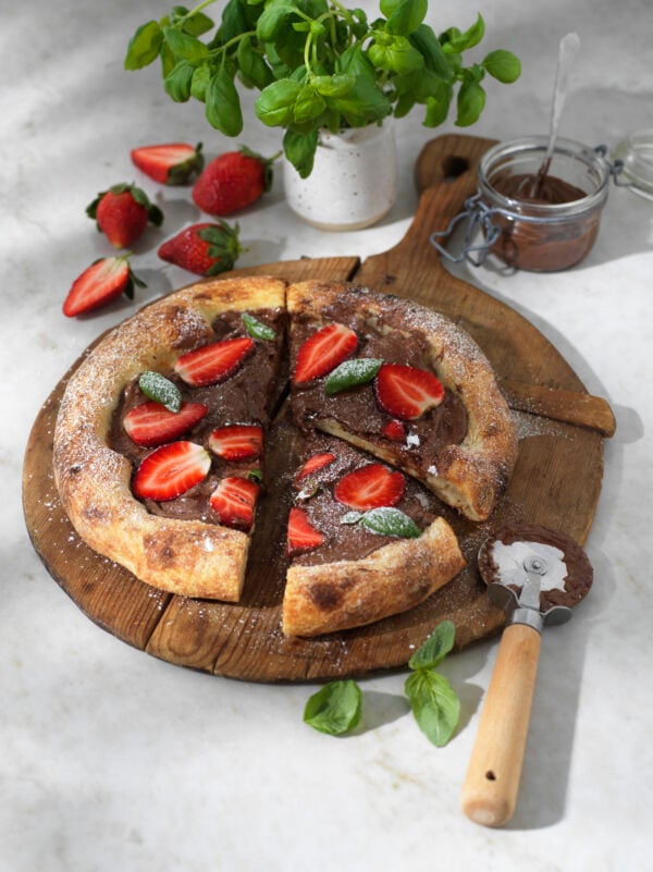 Pizza med nötcreme, jordgubbar och basilika