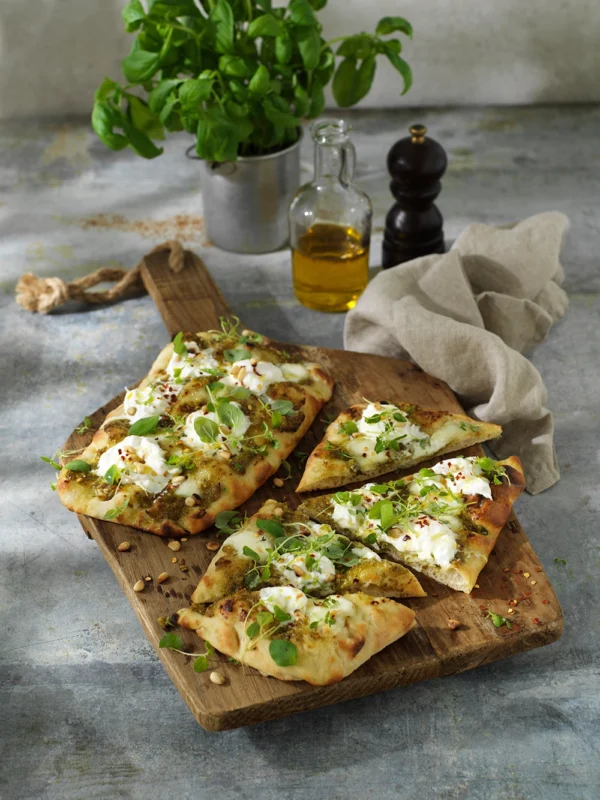 Mini Pinsa med pesto, burrata och pinjenötter